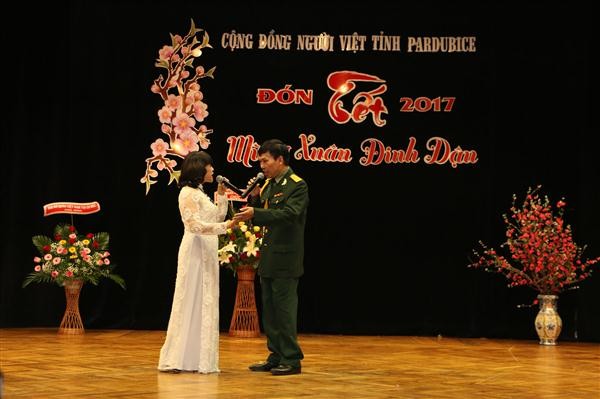 Vietnamesen in Angola und Tschechien empfangen das Neujahr 2017 - ảnh 1